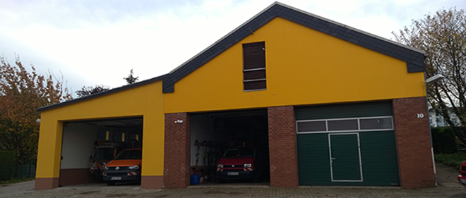 Das gelbe Gebäude des Bauhofs Nienstädt mit Fahrzeugen
