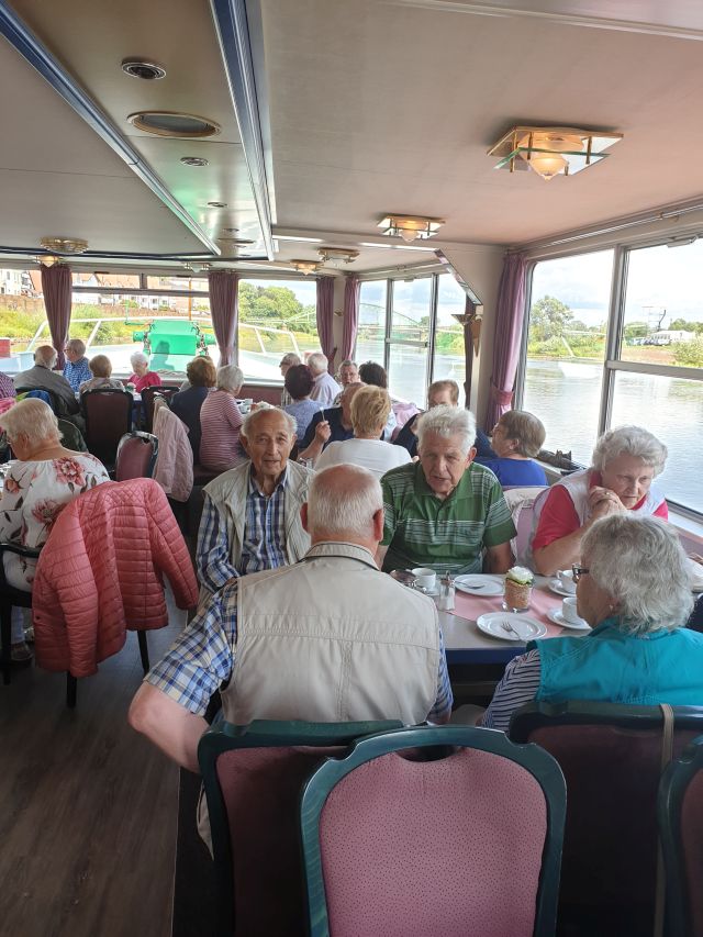 Die Senioren sitzen am Tisch und können in die Landschaft schauen