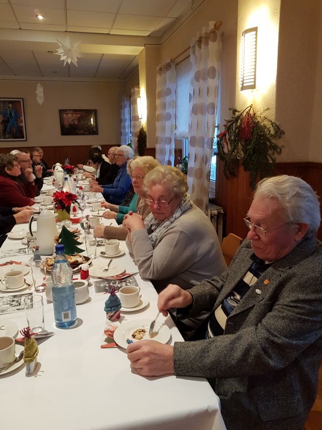 Die Senioren unterhalten sich am Tisch
